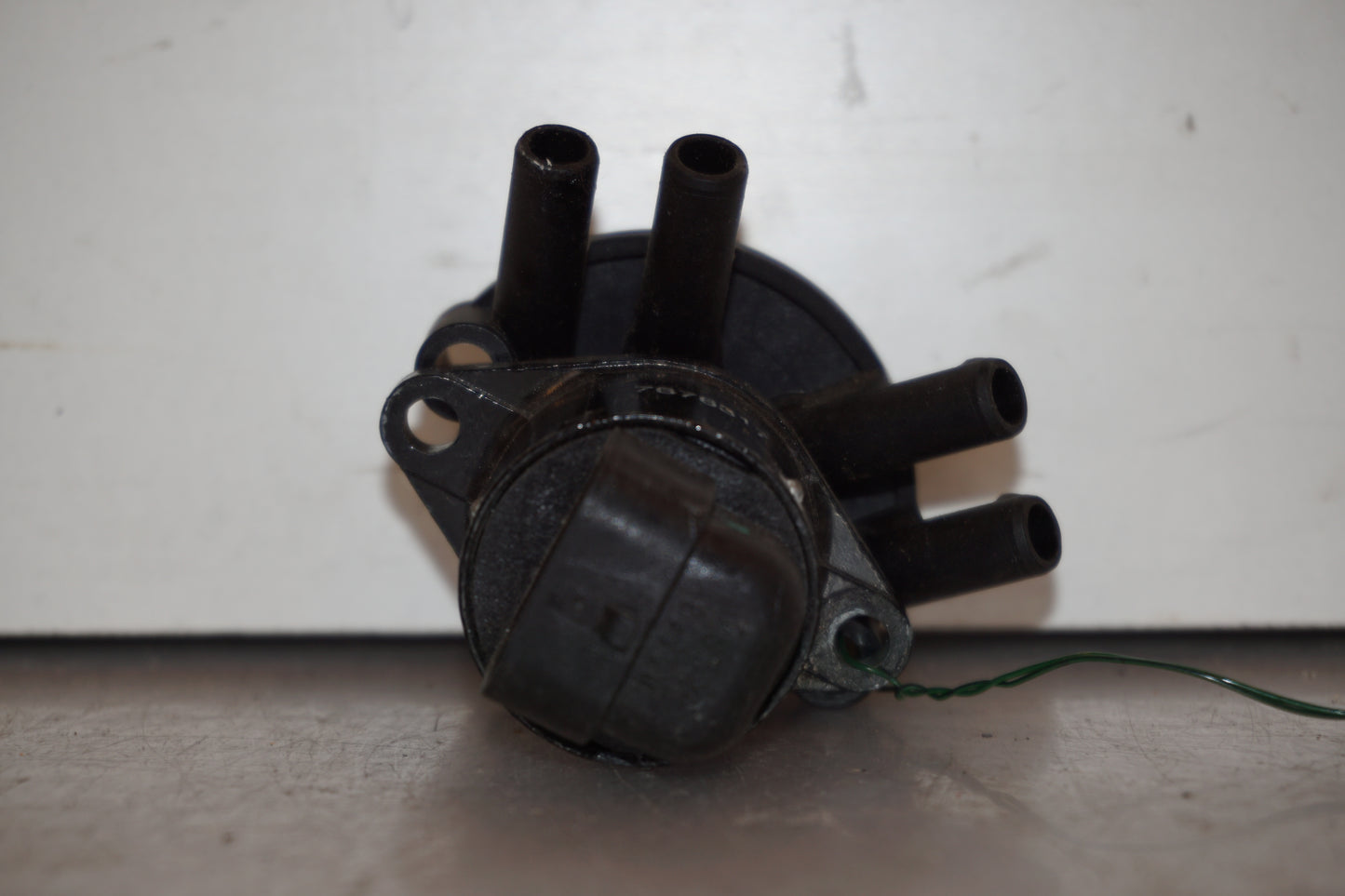 Baksidan på Tomgångsreglerare från en BMW K 1200 S -2007 motorcykel.