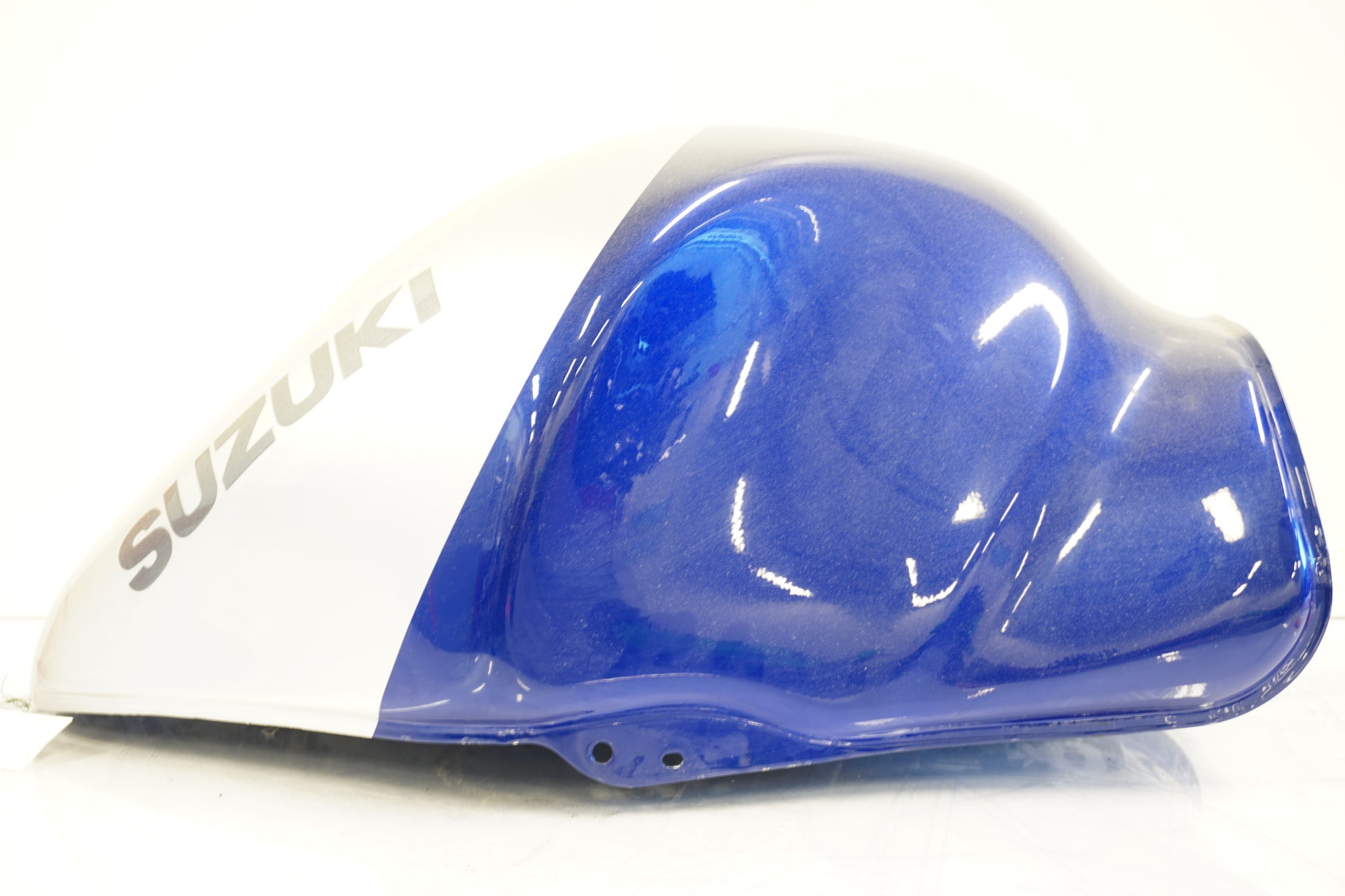 Snett nerifrån på Bensintank från en Suzuki GSX 1300 R -2003 motorcykel.