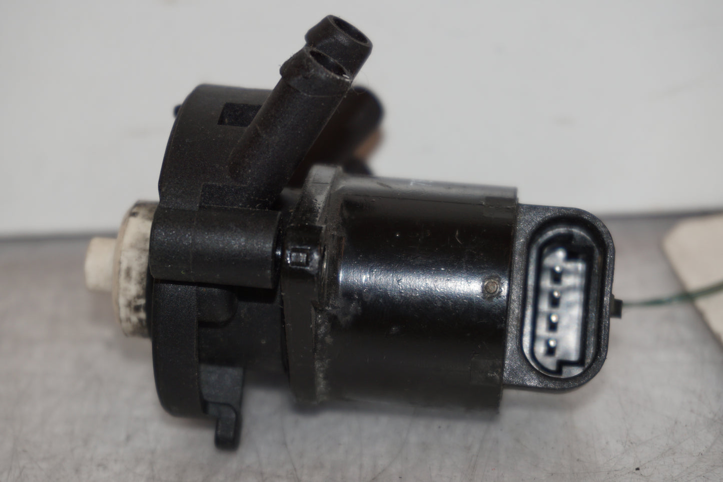 Höger sida på Tomgångsreglerare från en BMW K 1200 S -2007 motorcykel.