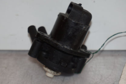 Snett nerifrån på Tomgångsreglerare från en BMW K 1200 S -2007 motorcykel.