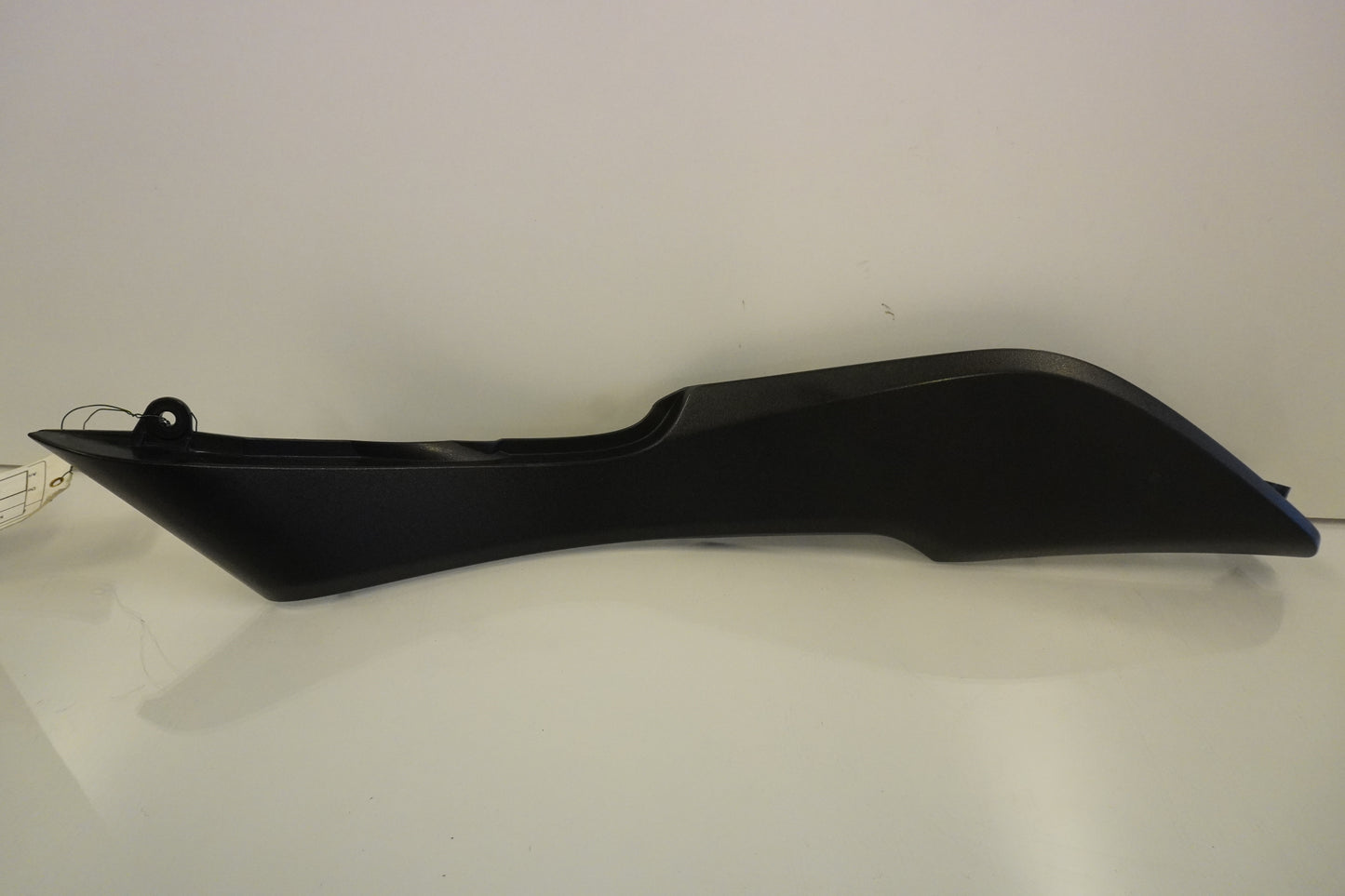 Framsidan på Bensintankskåpa från en Kawasaki Versys 650 -2007 motorcykel.