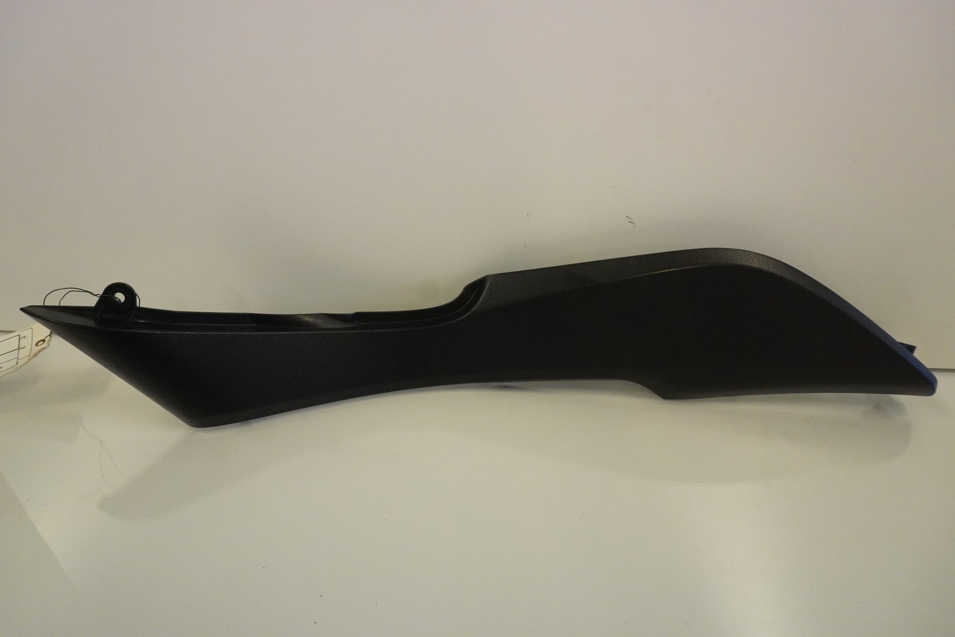 Framsidan på Bensintankskåpa från en Kawasaki Versys 650 -2007 motorcykel.