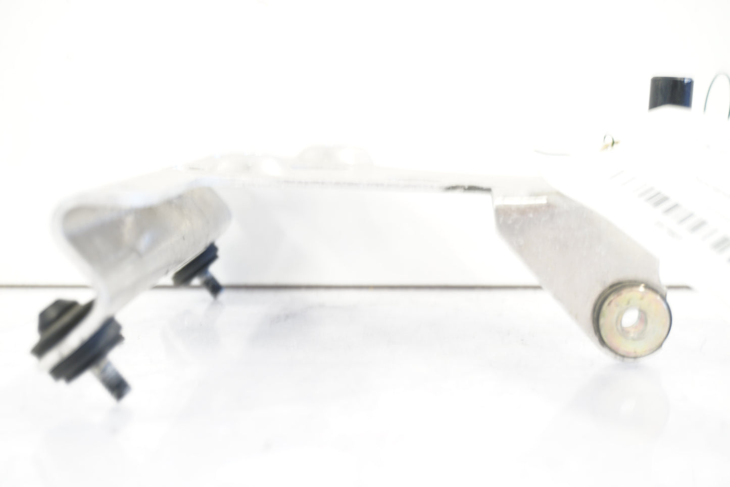 Höger sida på Instrumentpanelsfäste från en Ducati ST2 -1998 motorcykel.