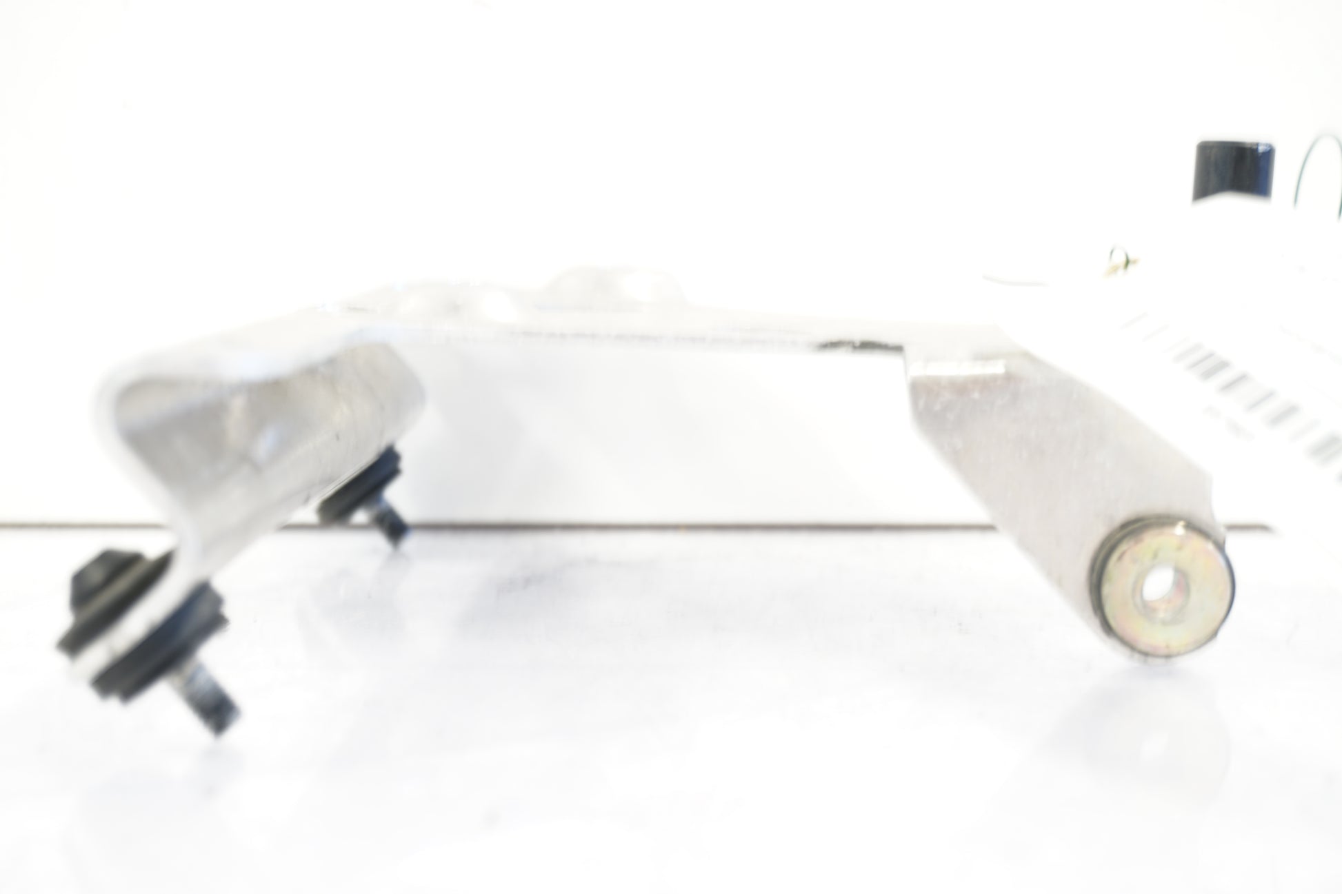 Höger sida på Instrumentpanelsfäste från en Ducati ST2 -1998 motorcykel.