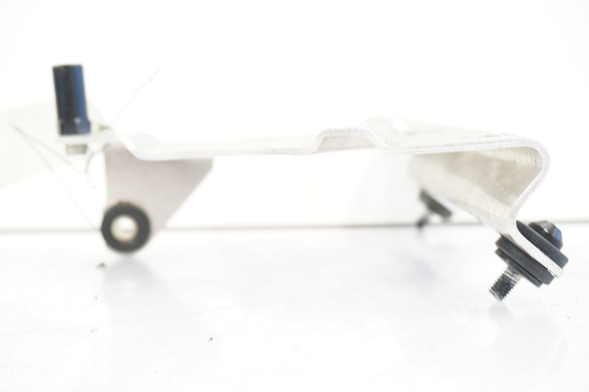 Snett uppifrån på Instrumentpanelsfäste från en Ducati ST2 -1998 motorcykel.