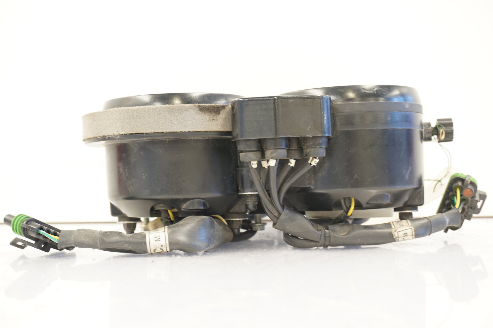 Vänster sida på Instrumentpanel från en Ducati 75 Sport -2001 motorcykel.