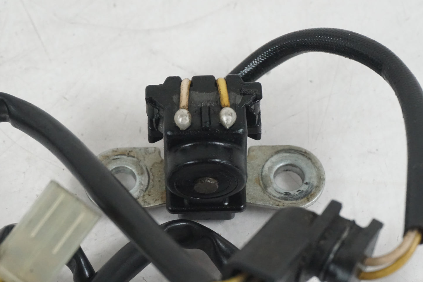 Vänster sida på Tändpickup från en Honda XRV 750 -1999 motorcykel.