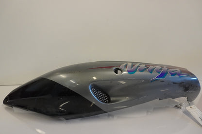 Framsidan på Bakvinge från en Kawasaki ZX-9R -1994 motorcykel.