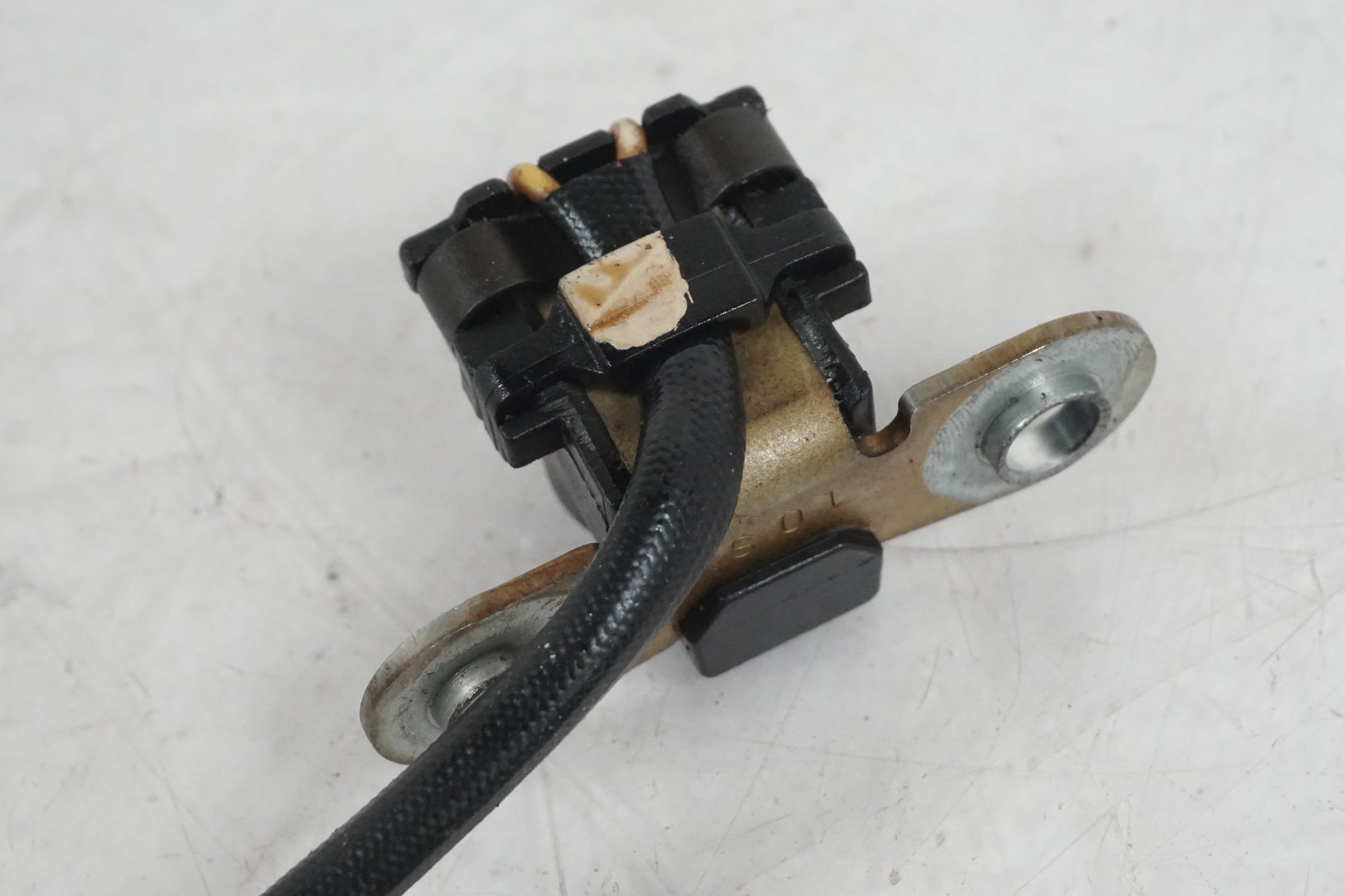 Vänster sida på Tändpickup från en Honda XRV 750 -1998 motorcykel.