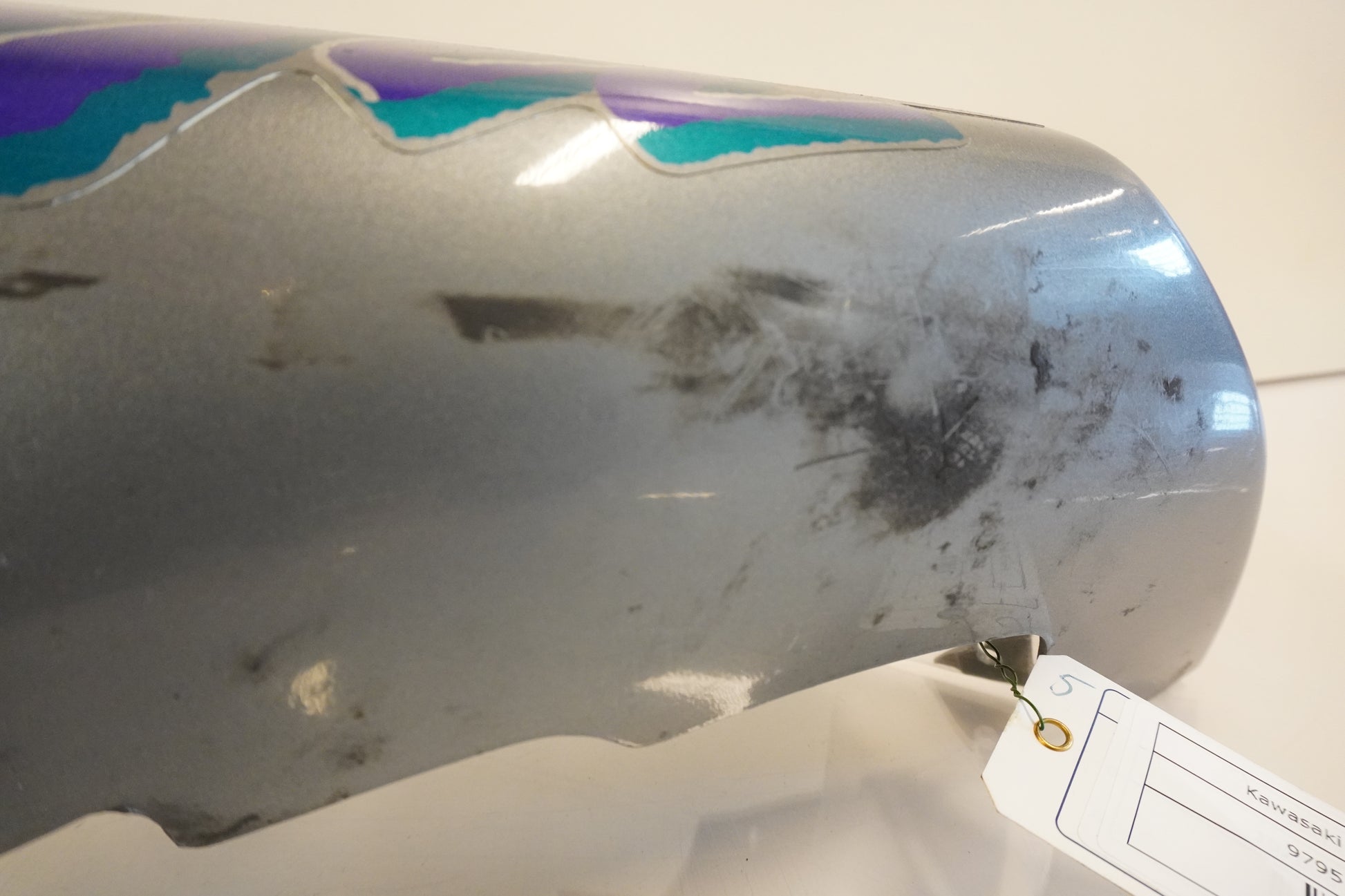 Vänster sida på Bakvinge från en Kawasaki ZX-9R -1994 motorcykel.