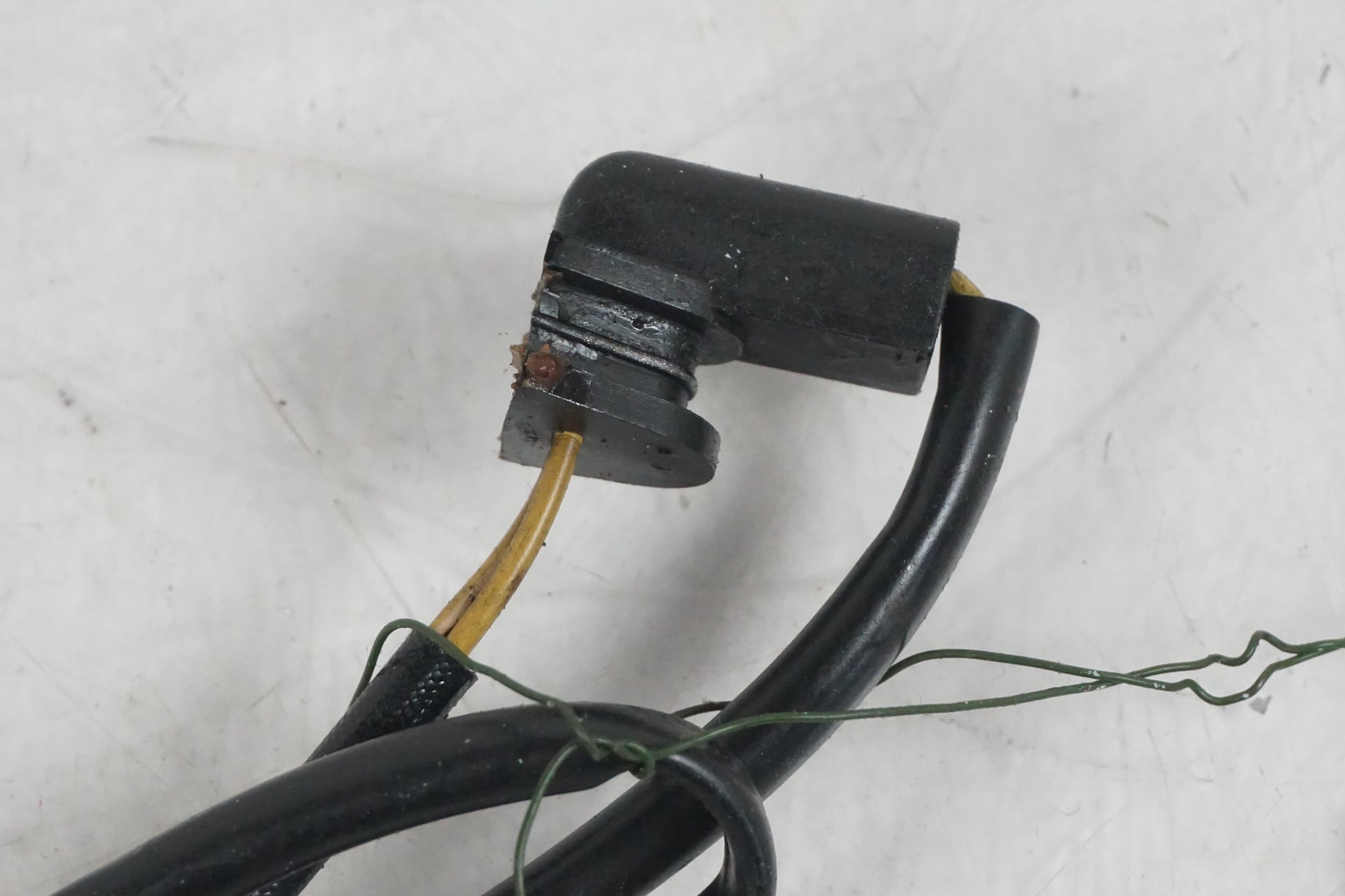 Baksidan på Tändpickup från en Honda XRV 750 -1997 motorcykel.