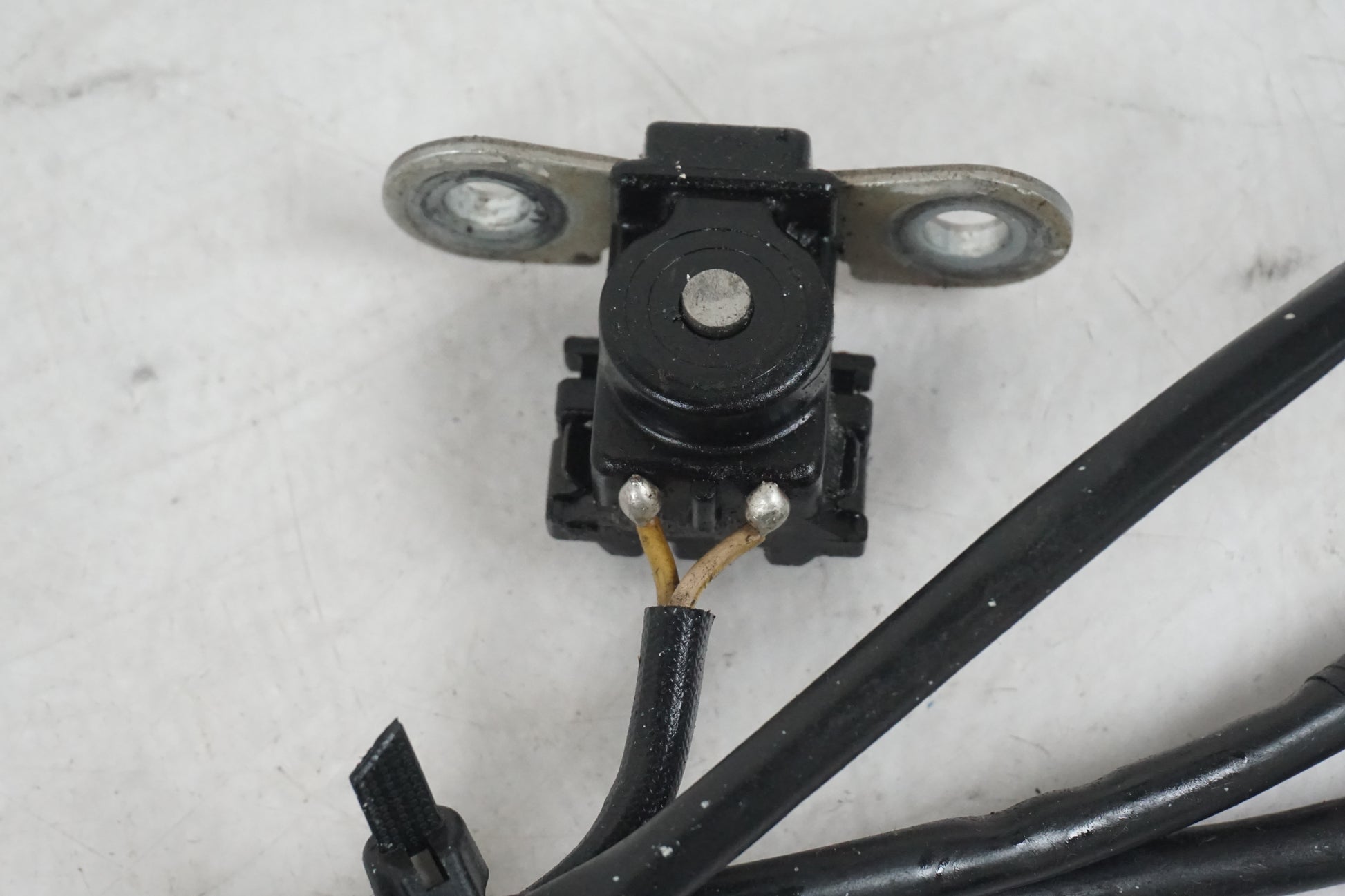 Snett nerifrån på Tändpickup från en Honda XRV 750 -1997 motorcykel.