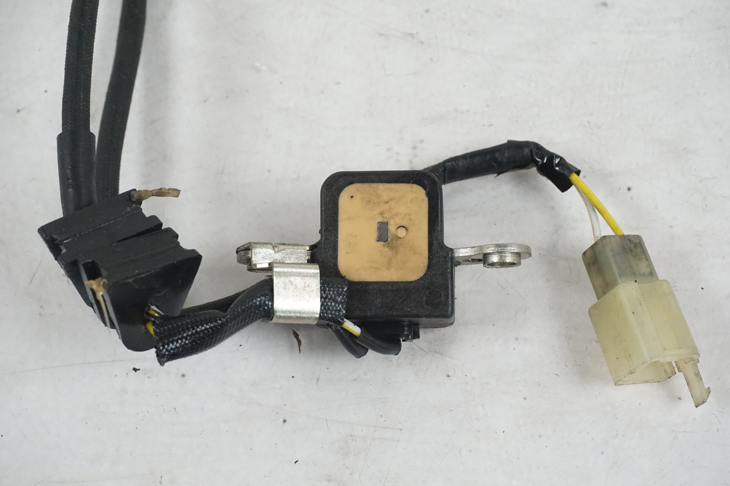 Vänster sida på Tändpickup från en Honda CBR 1000 F -1989 motorcykel.