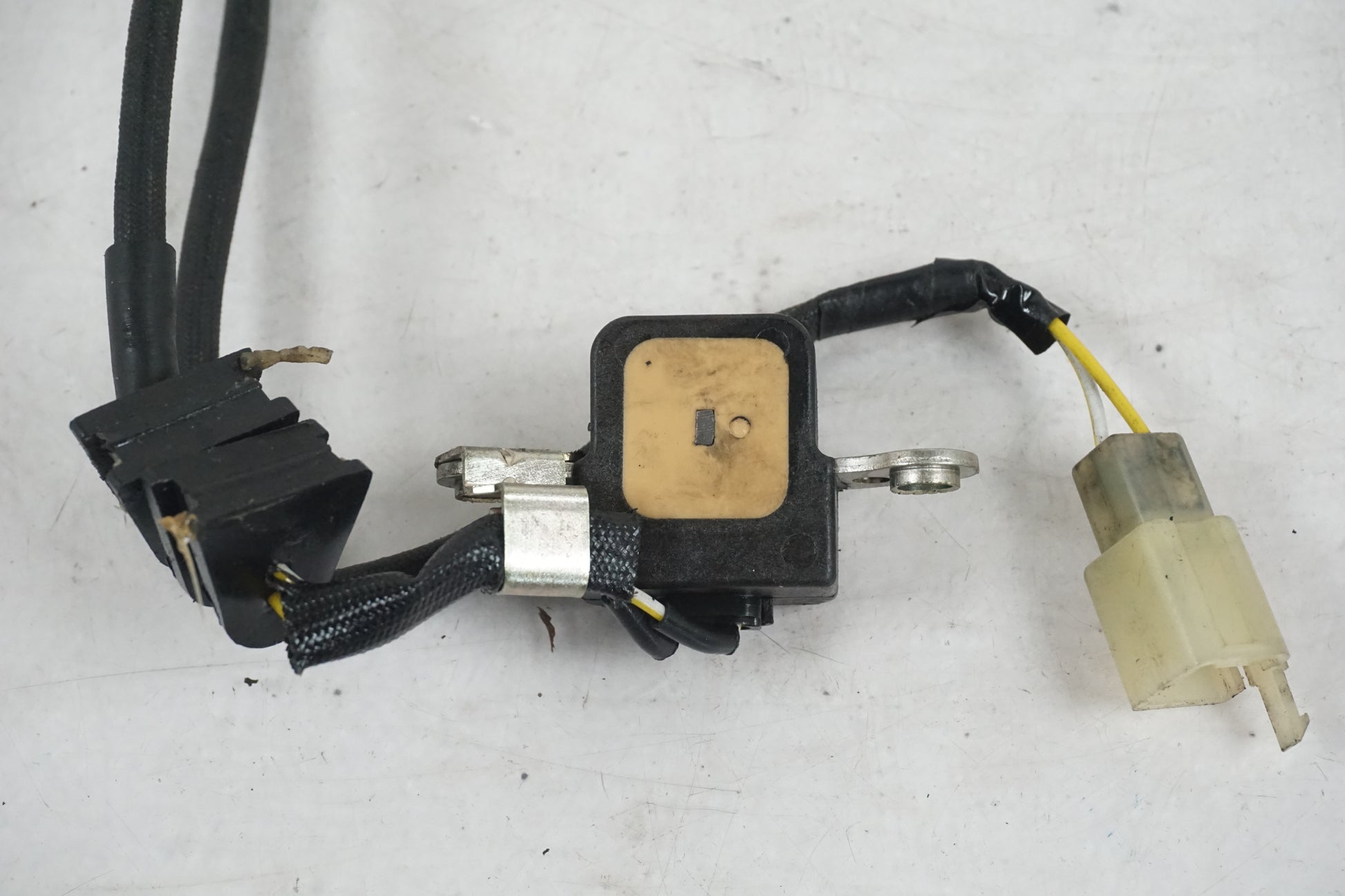 Vänster sida på Tändpickup från en Honda CBR 1000 F -1989 motorcykel.