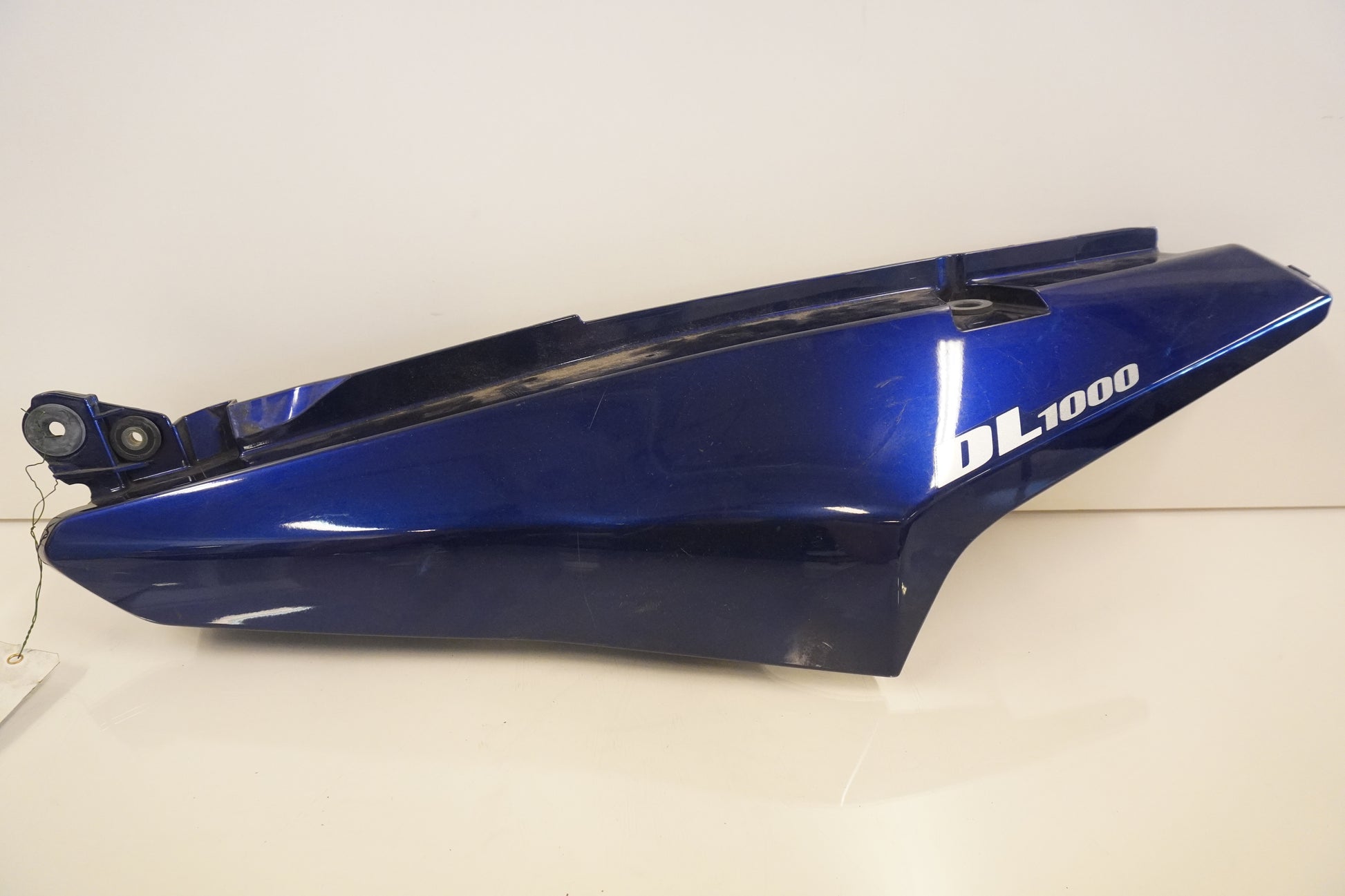 Framsidan på Bakvinge från en Suzuki DL 1000 -2003 motorcykel.