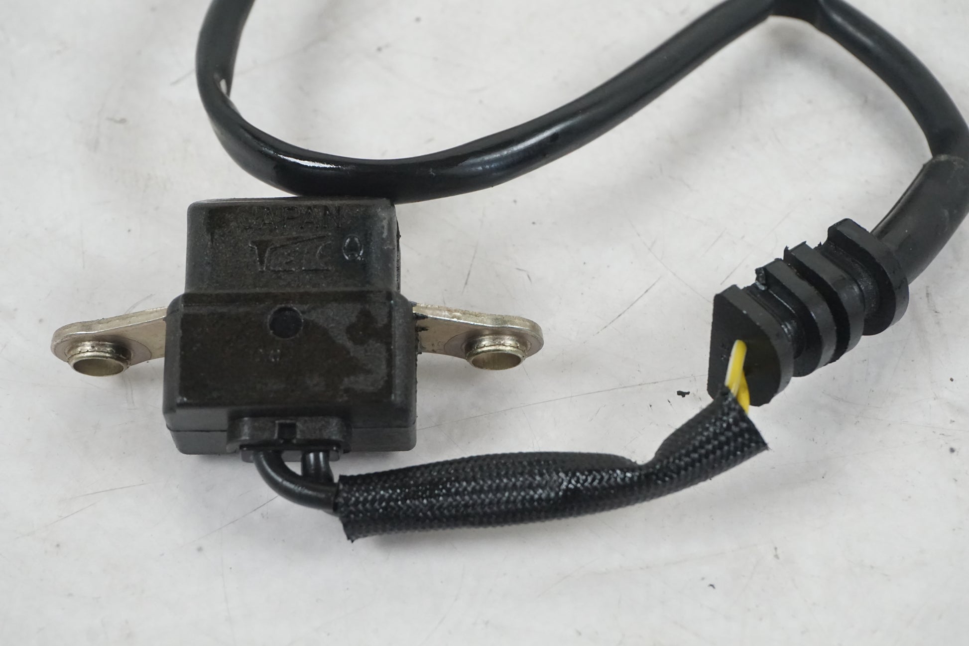 Baksidan på Tändpickup från en Honda CBR 900 RR -2000 motorcykel.