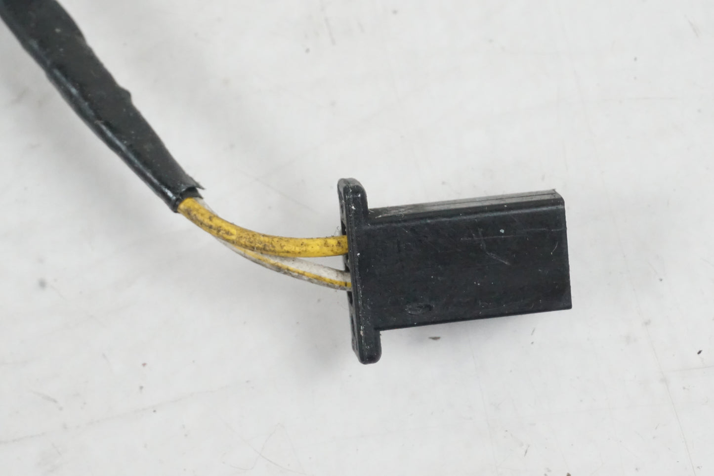 Baksidan på Tändpickup från en Honda CBR 900 RR -1996 motorcykel.