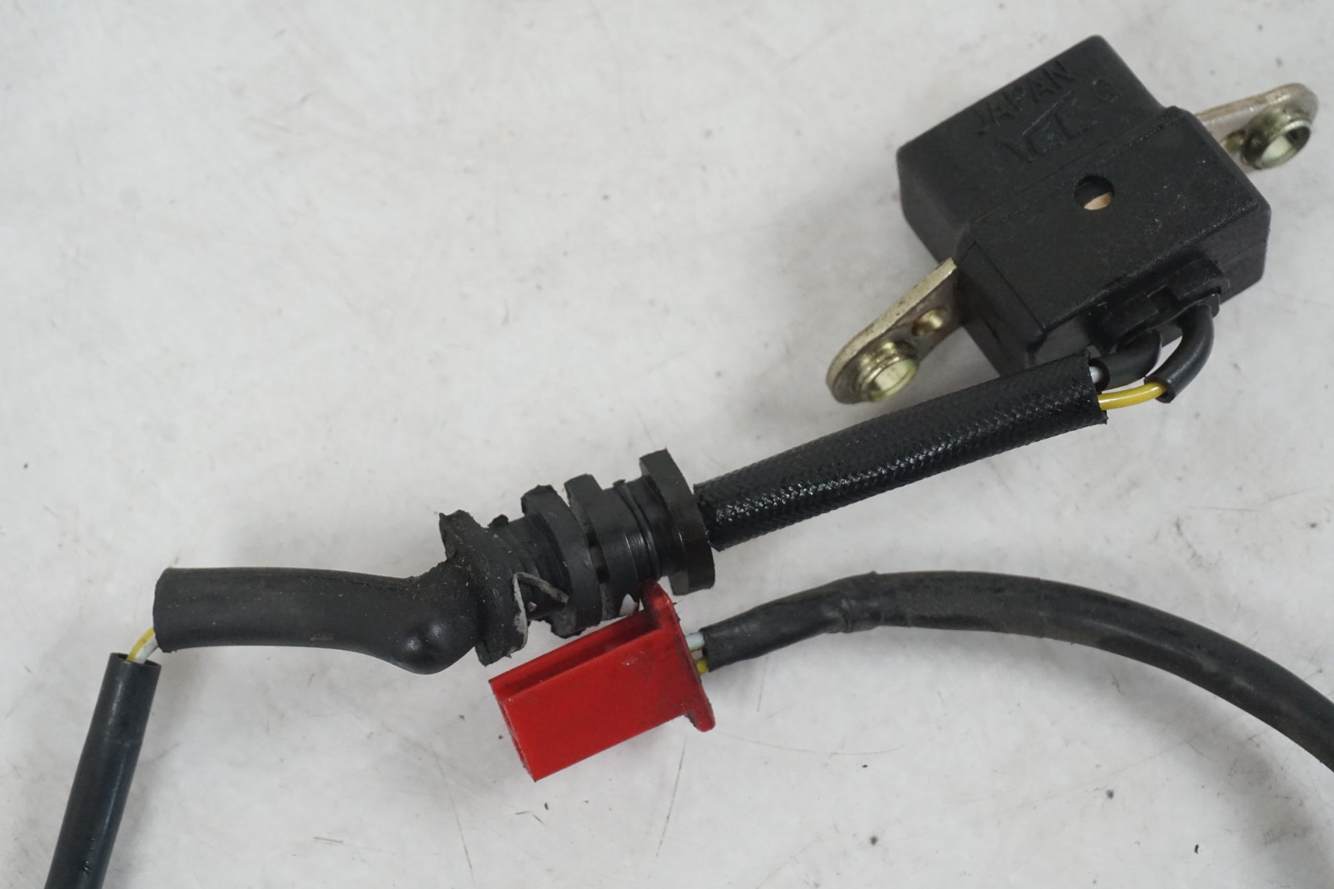 Baksidan på Tändpickup från en Honda CBR 1100 XX -1998 motorcykel.