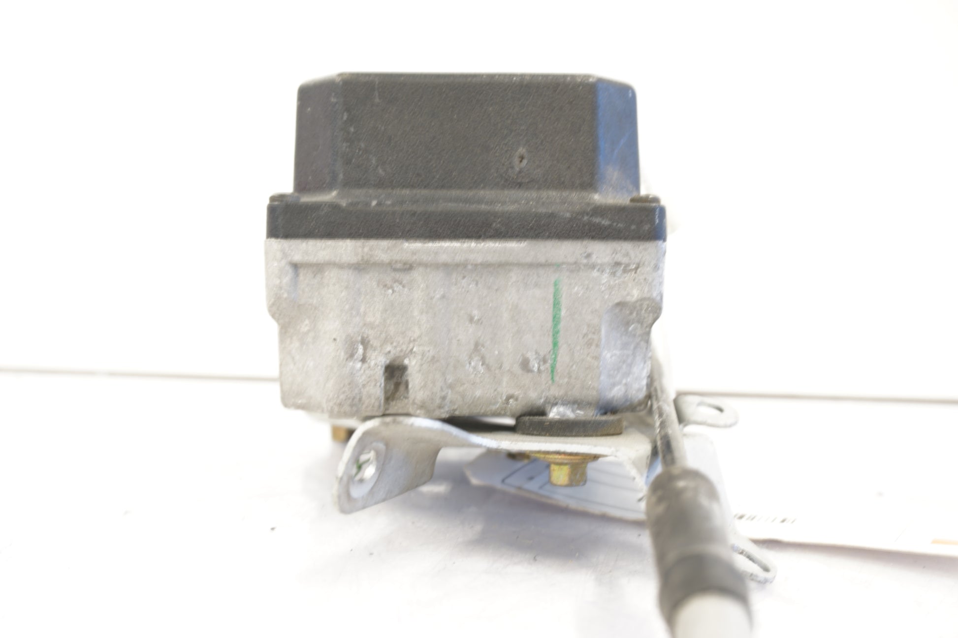 Baksidan på Farthållarservo från en BMW K 1200 LT -2004 motorcykel.