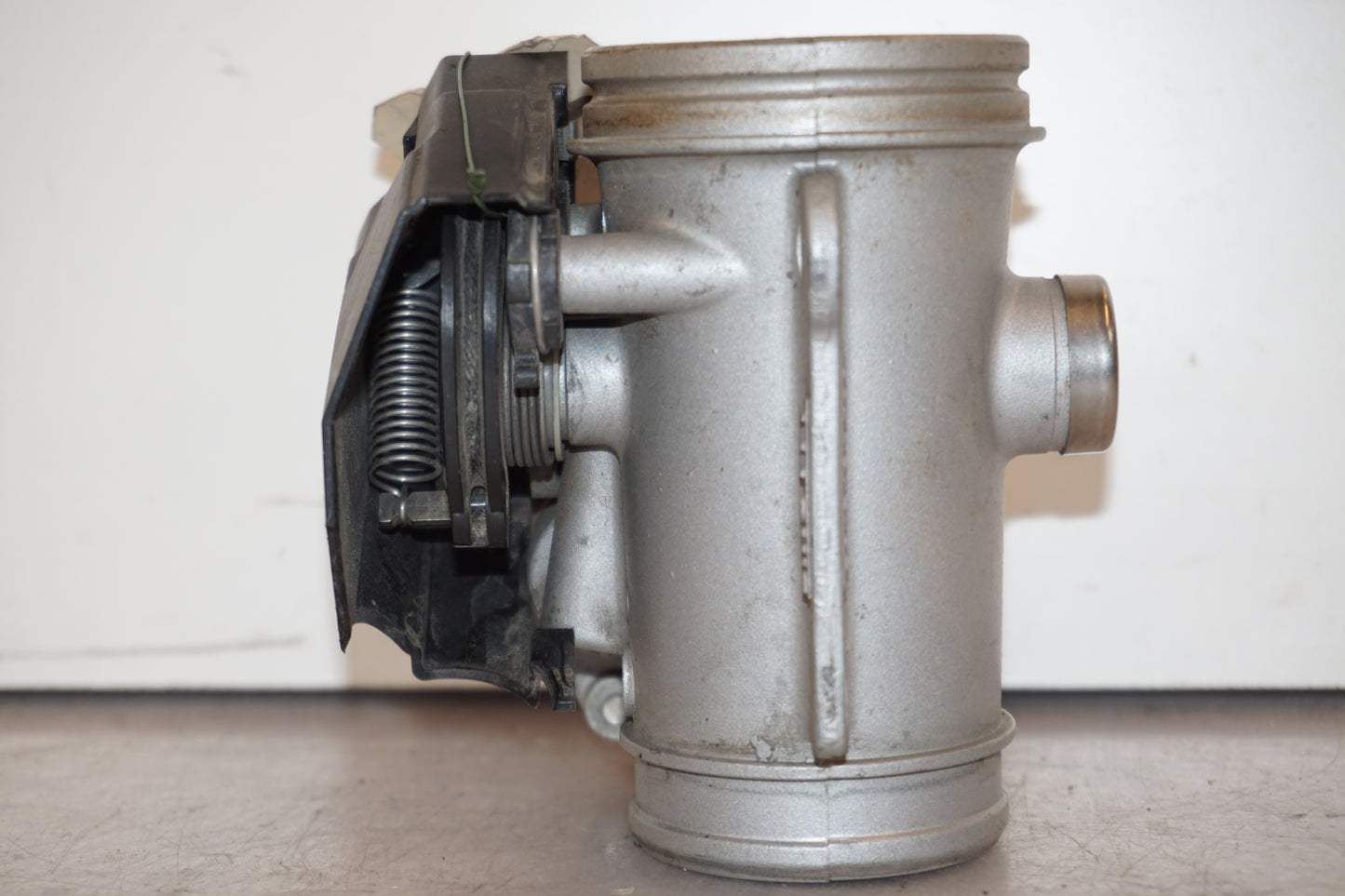 Höger sida på Spjällhus från en BMW R 1200 GS -2005 motorcykel.