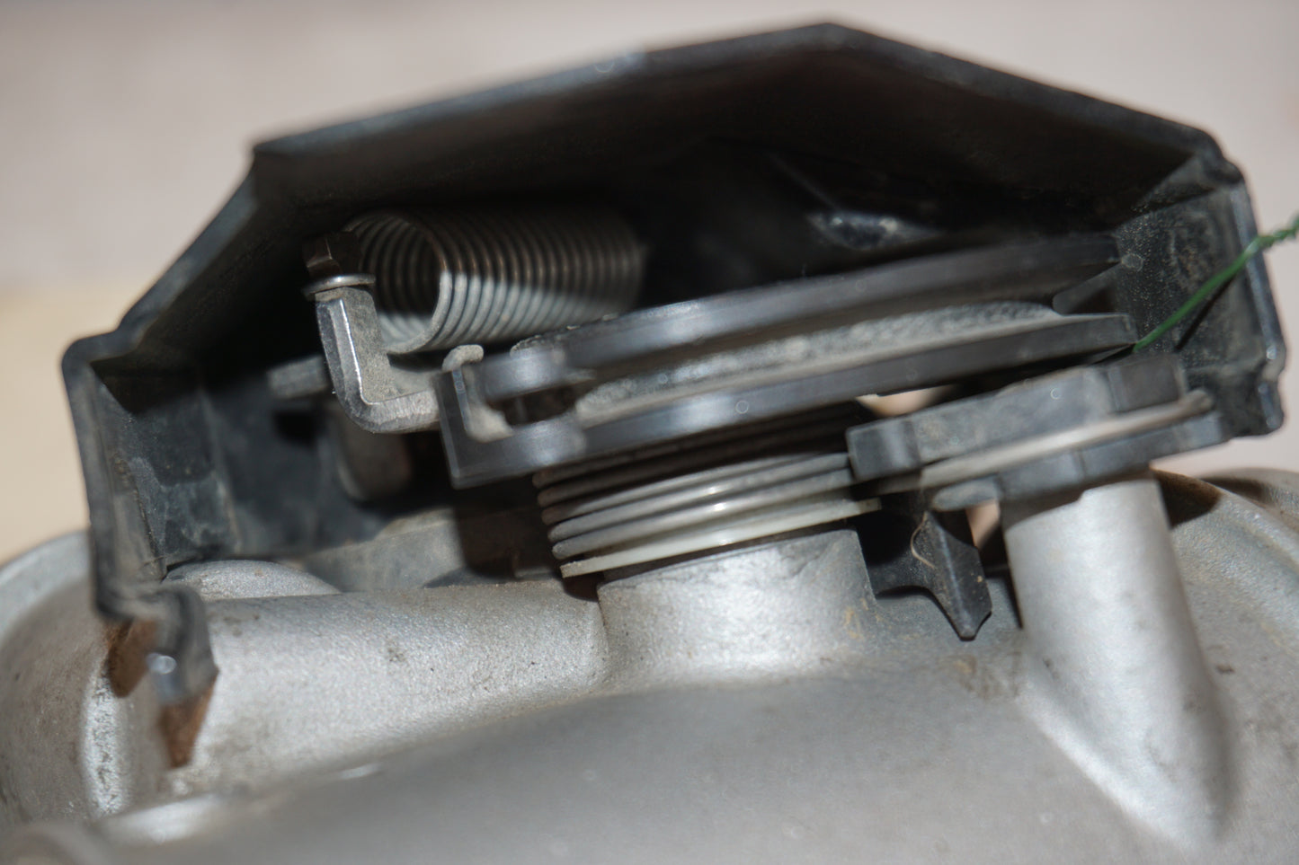 Snett uppifrån på Spjällhus från en BMW R 1200 GS -2005 motorcykel.