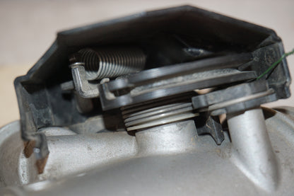 Snett uppifrån på Spjällhus från en BMW R 1200 GS -2005 motorcykel.