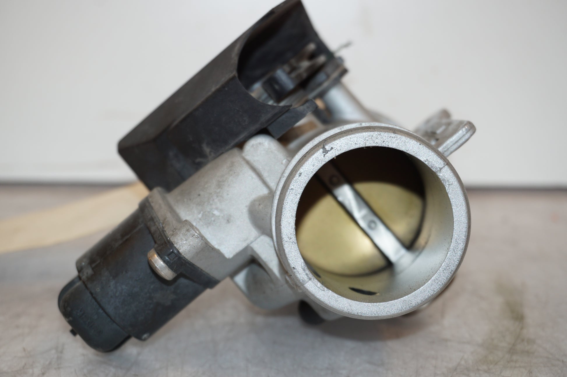 Snett nerifrån på Spjällhus från en BMW R 1200 GS -2005 motorcykel.