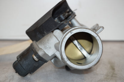 Snett nerifrån på Spjällhus från en BMW R 1200 GS -2005 motorcykel.