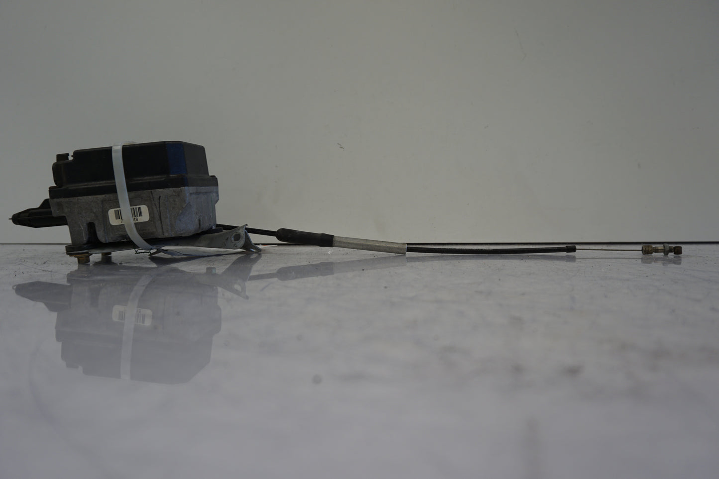 Vänster sida på Farthållarservo från en BMW K 1200 LT -2004 motorcykel.