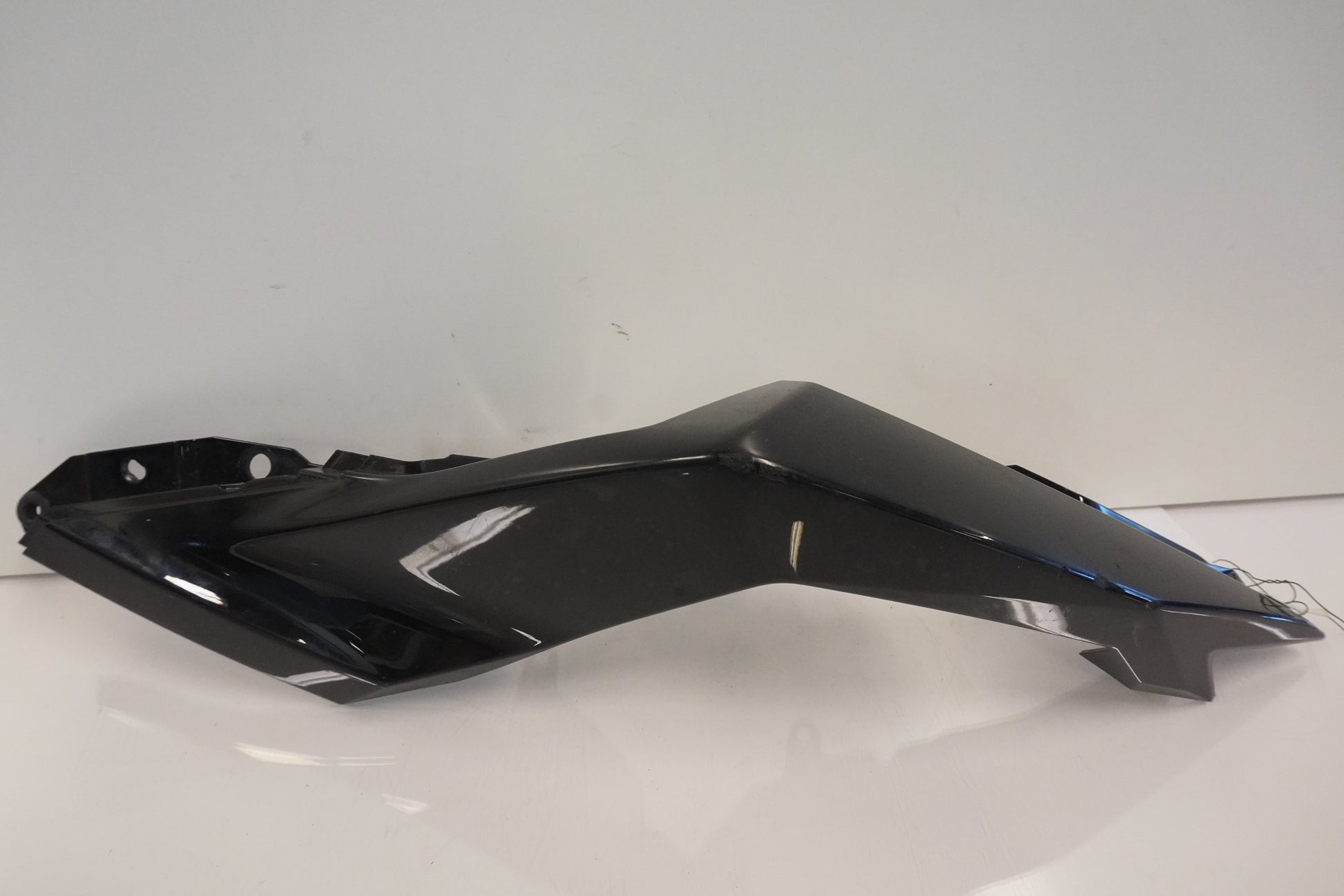 Framsidan på Bakvinge från en Kawasaki Ninja 300 -2013 motorcykel.