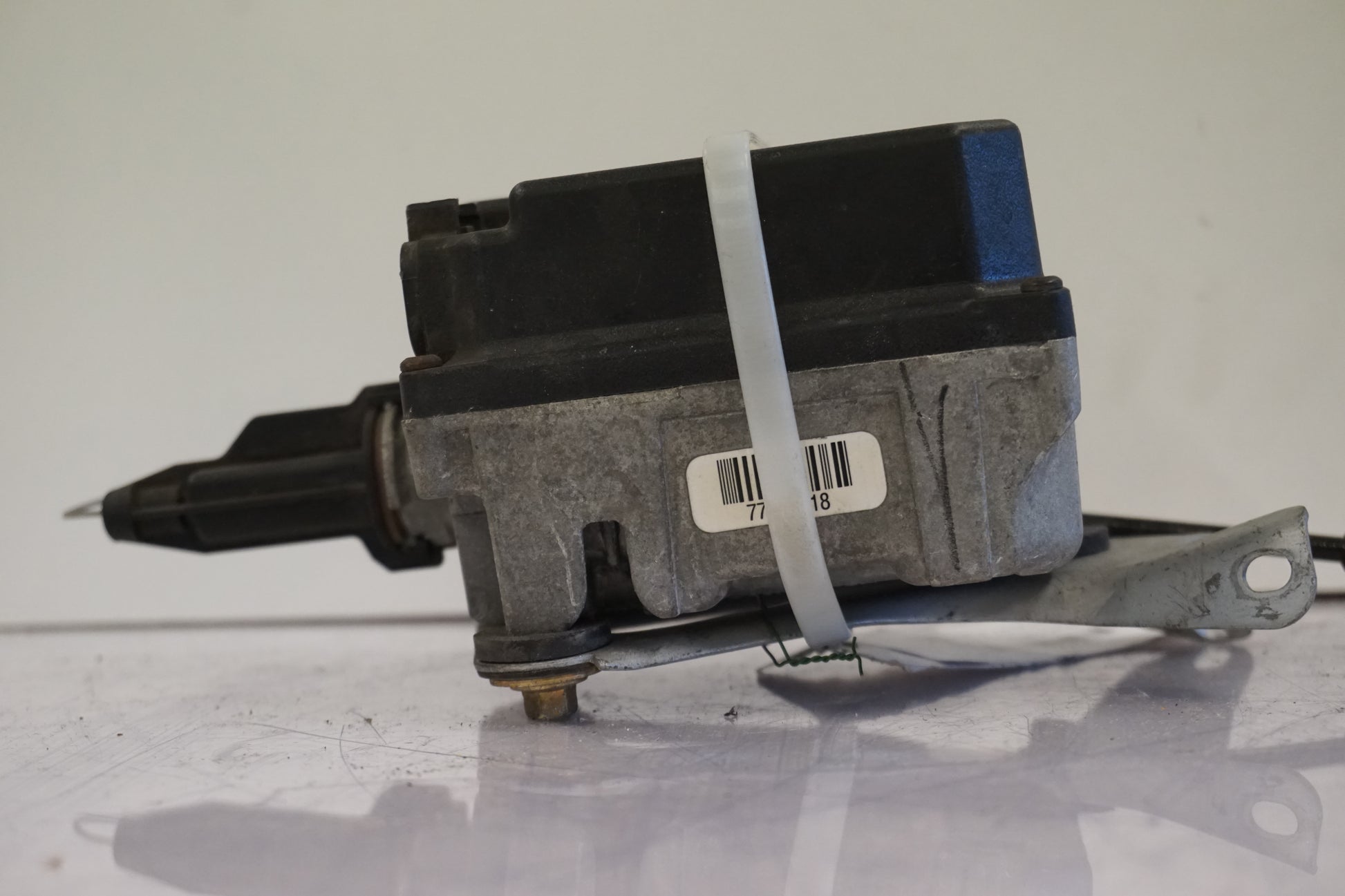 Snett uppifrån på Farthållarservo från en BMW K 1200 LT -2004 motorcykel.