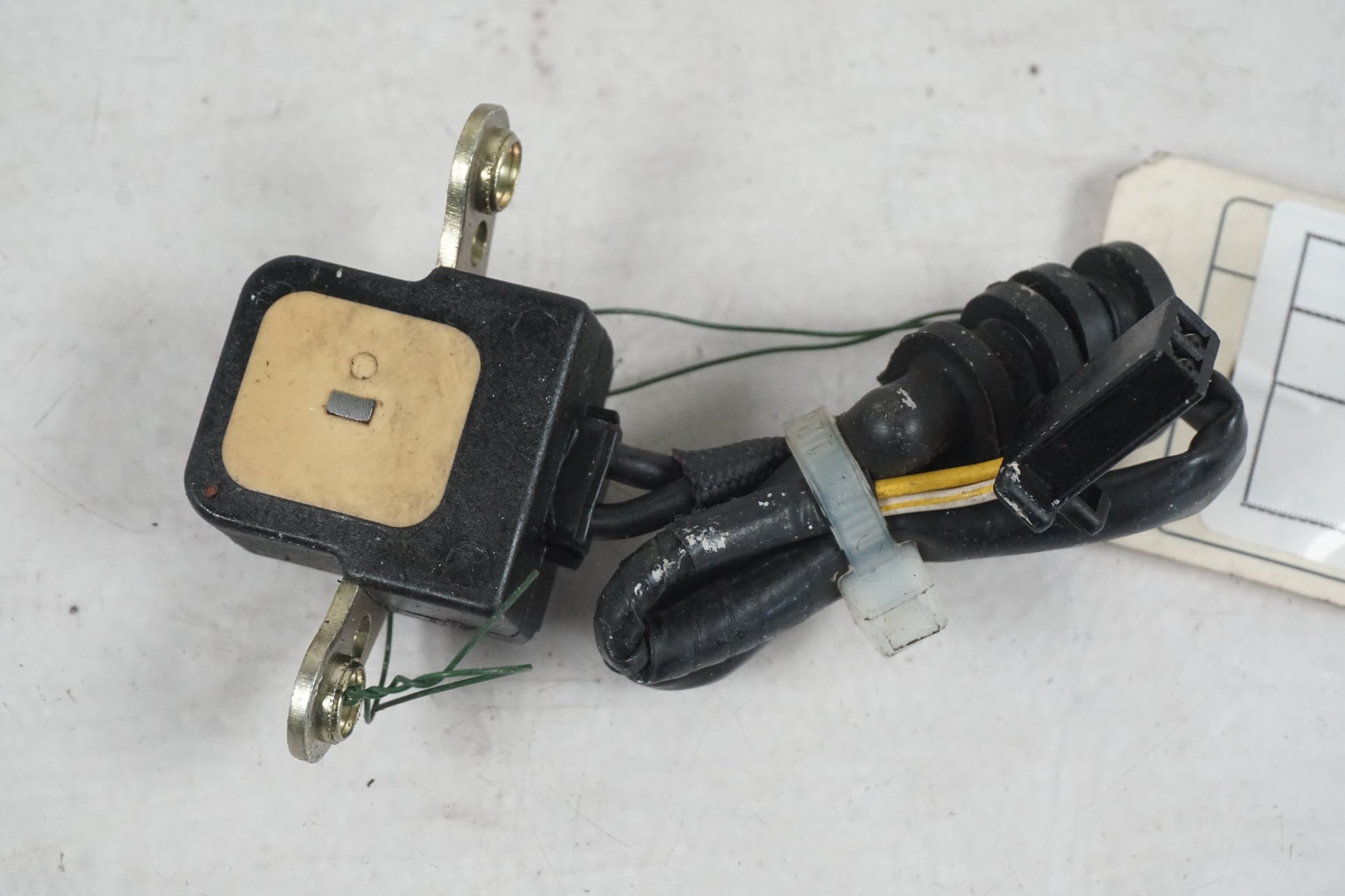 Baksidan på Tändpickup från en Honda CBR 900 RR -1997 motorcykel.