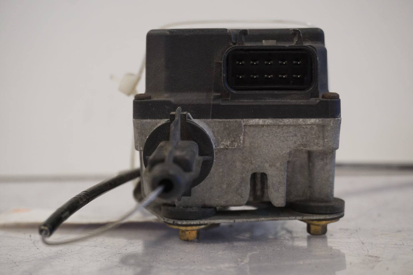 Snett nerifrån på Farthållarservo från en BMW K 1200 LT -2004 motorcykel.