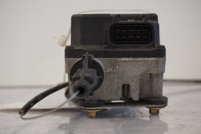 Snett nerifrån på Farthållarservo från en BMW K 1200 LT -2004 motorcykel.