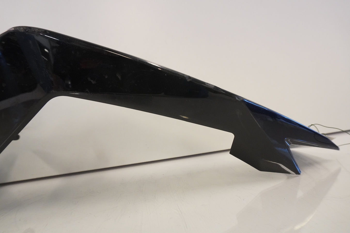 Vänster sida på Bakvinge från en Kawasaki Ninja 300 -2013 motorcykel.