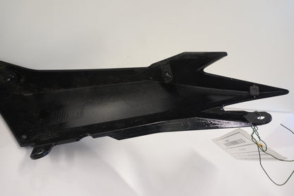 Snett nerifrån på Bakvinge från en Kawasaki Ninja 300 -2013 motorcykel.