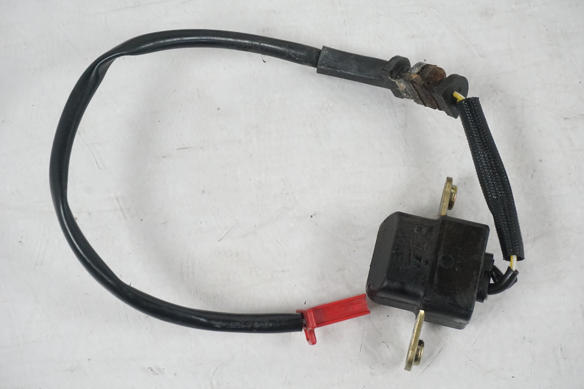 Framsidan på Tändpickup från en Honda CBR 900 RR -2000 motorcykel.