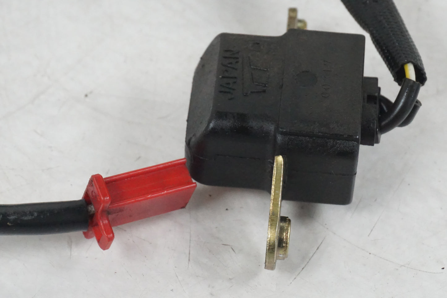 Baksidan på Tändpickup från en Honda CBR 900 RR -2000 motorcykel.