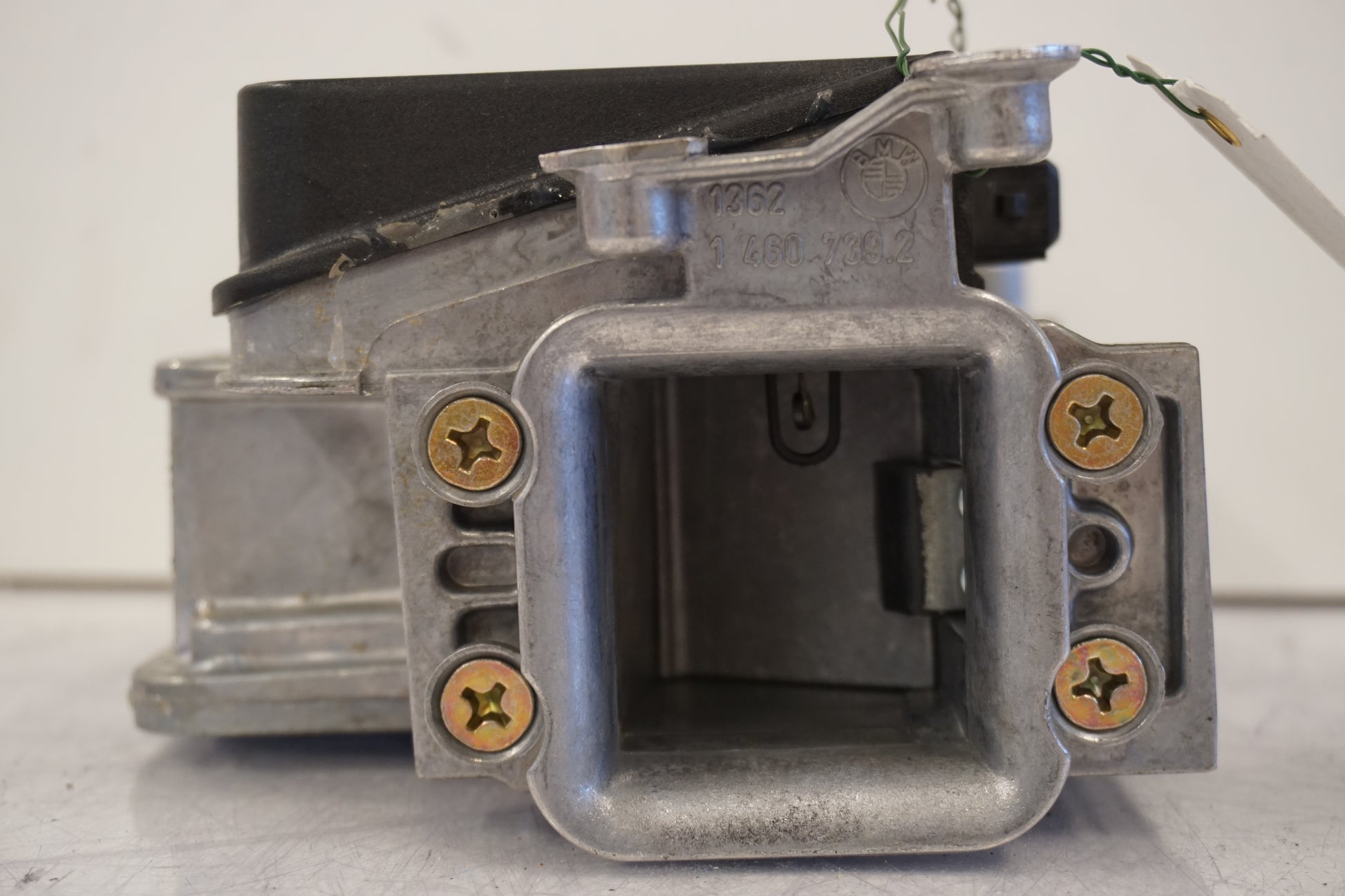 Baksidan på Luftmassemätare från en BMW K 75 -1992 motorcykel.