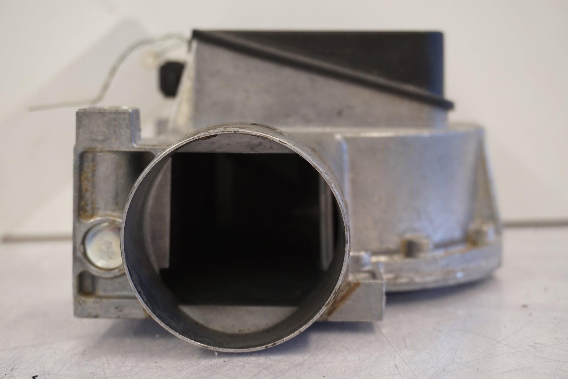 Vänster sida på Luftmassemätare från en BMW K 75 -1992 motorcykel.