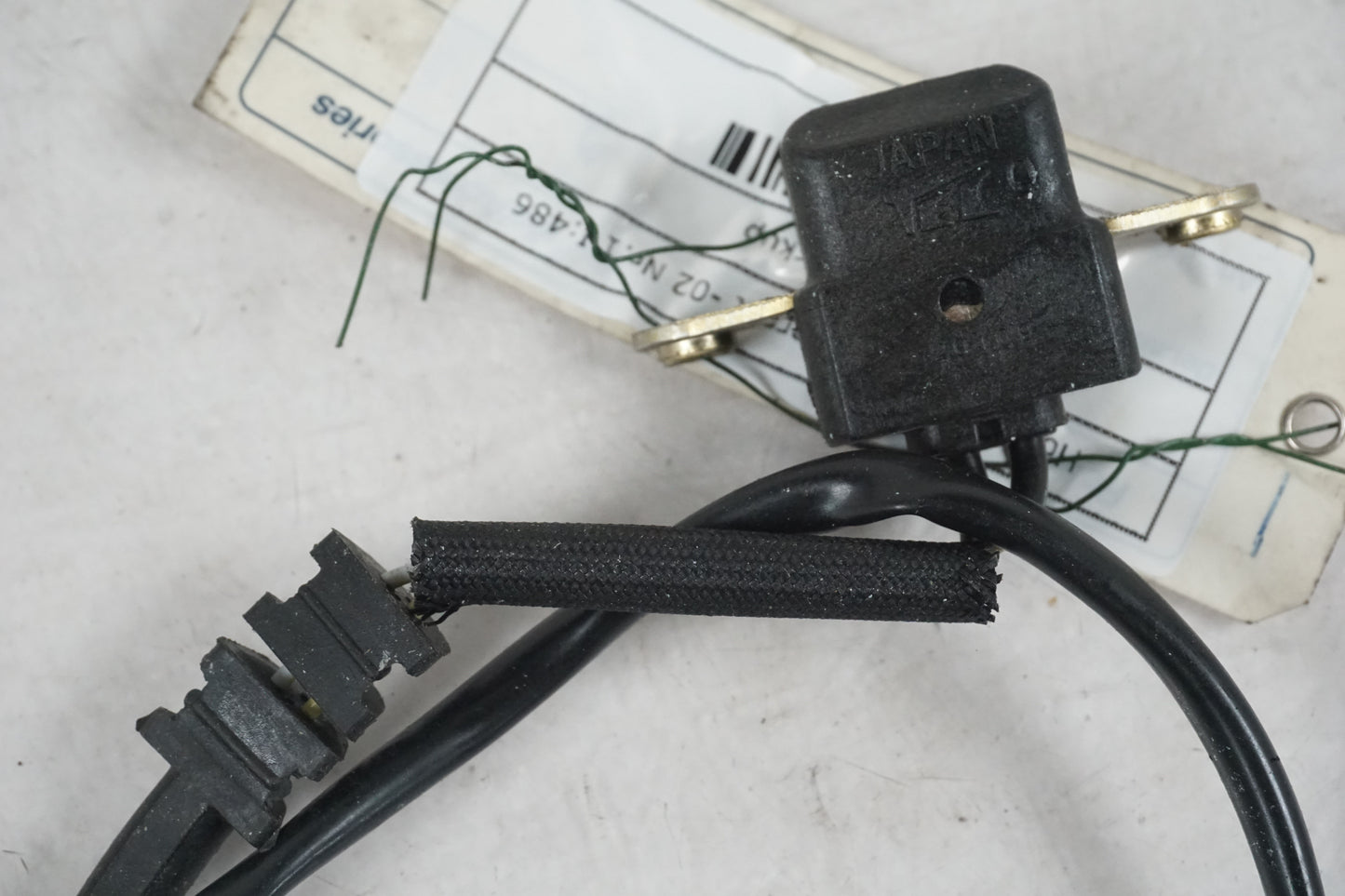 Baksidan på Tändpickup från en Honda CB 900 F Hornet -2002 motorcykel.