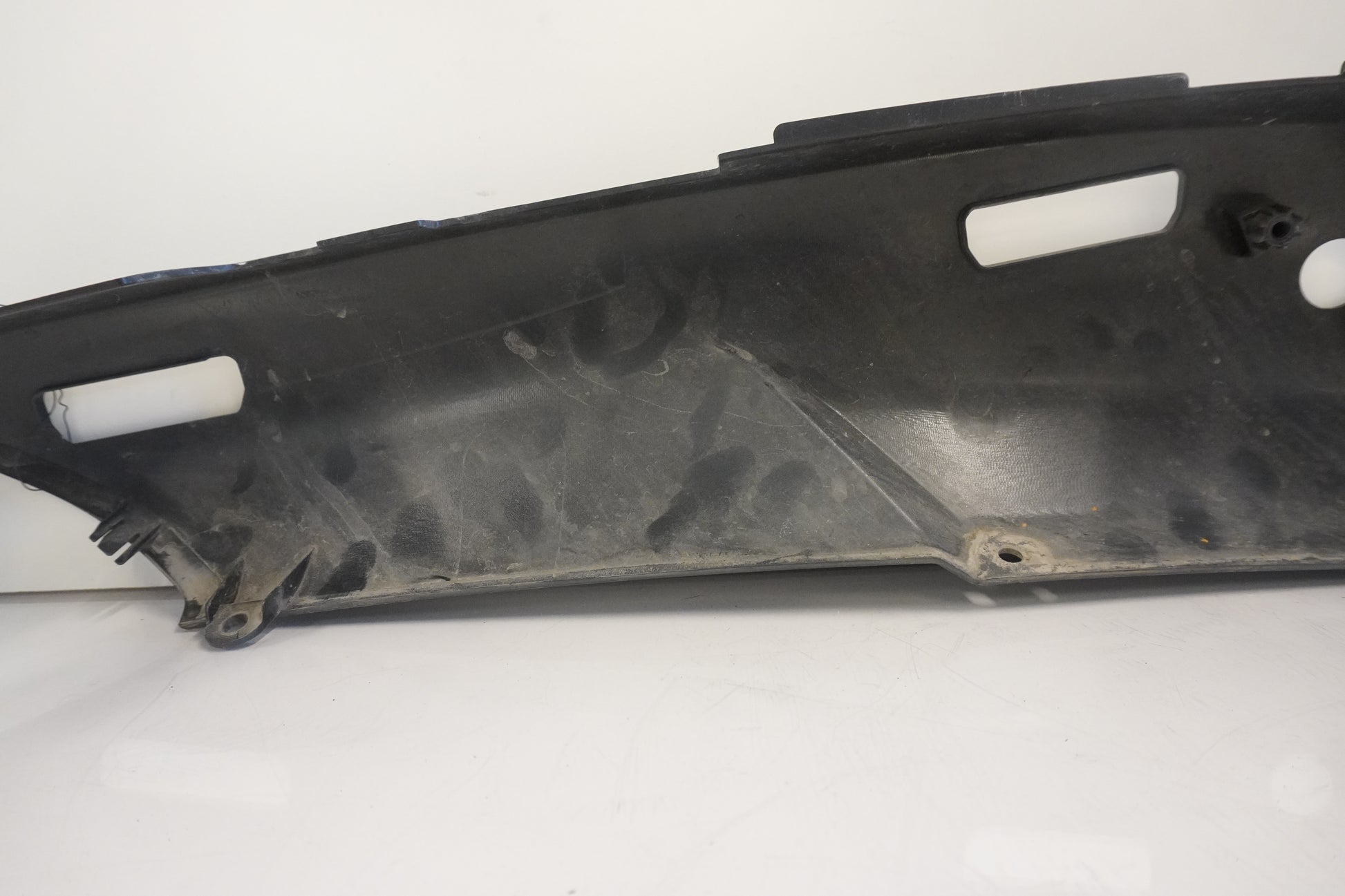 Vänster sida på Bakvinge från en Kawasaki GTR 1400 -2008 motorcykel.