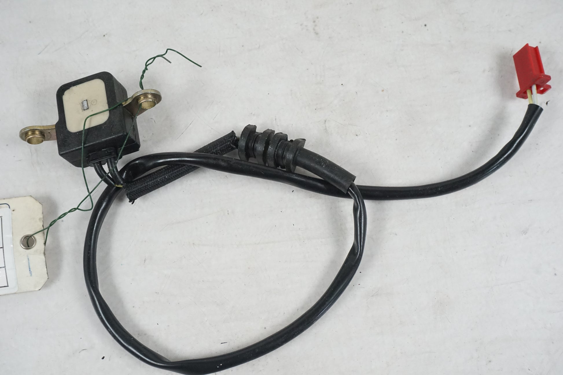 Vänster sida på Tändpickup från en Honda CB 900 F Hornet -2002 motorcykel.