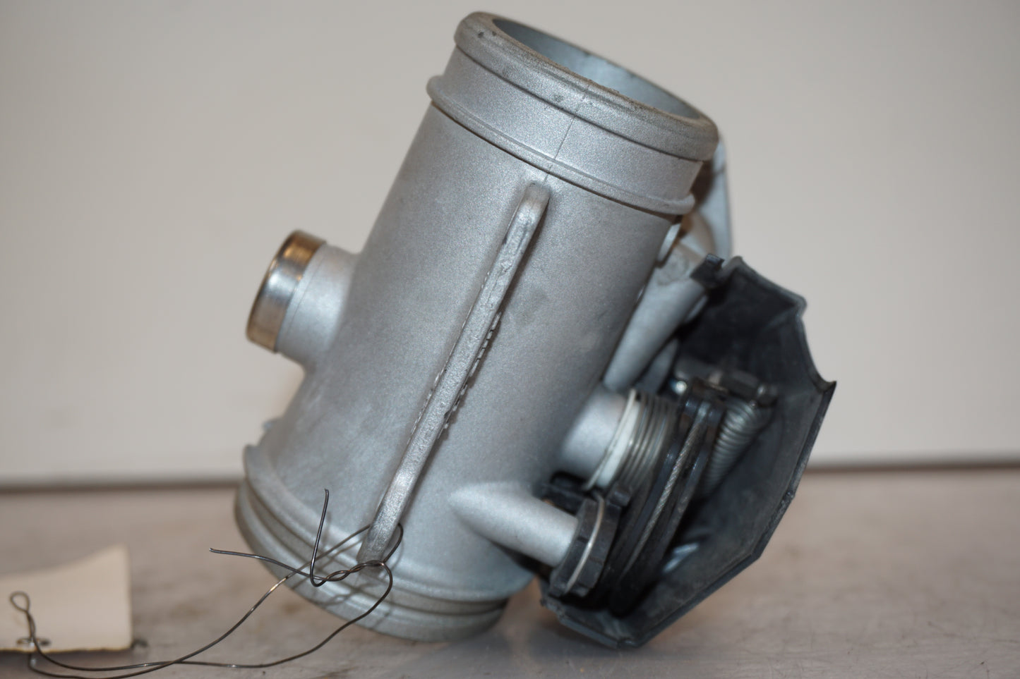 Vänster sida på Spjällhus från en BMW R 1200 GS -2007 motorcykel.