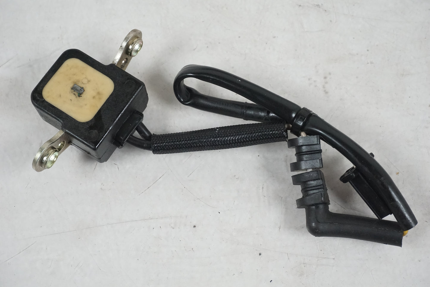 Baksidan på Tändpickup från en Honda CBR 900 RR -1998 motorcykel.