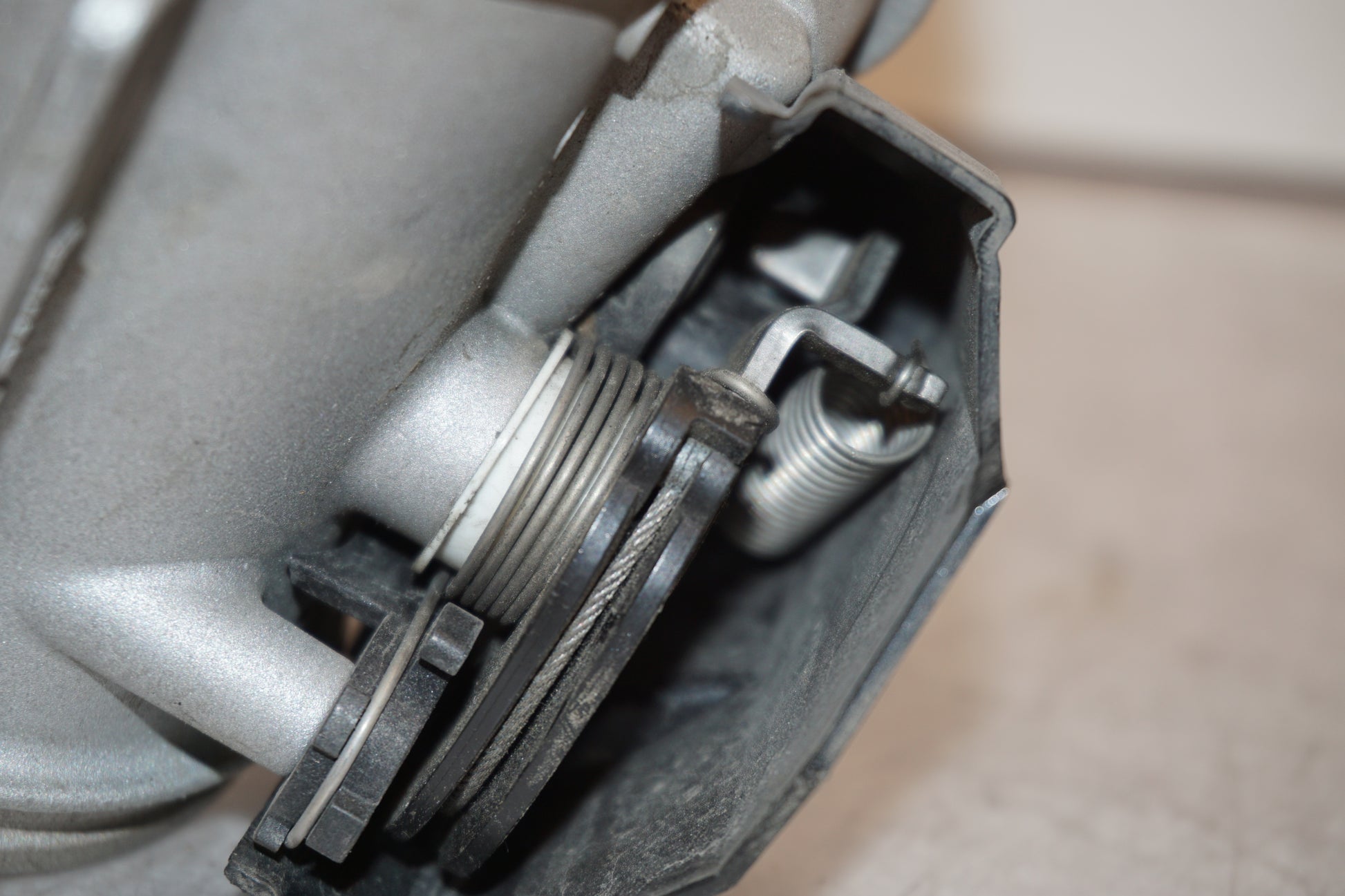 Snett uppifrån på Spjällhus från en BMW R 1200 GS -2007 motorcykel.