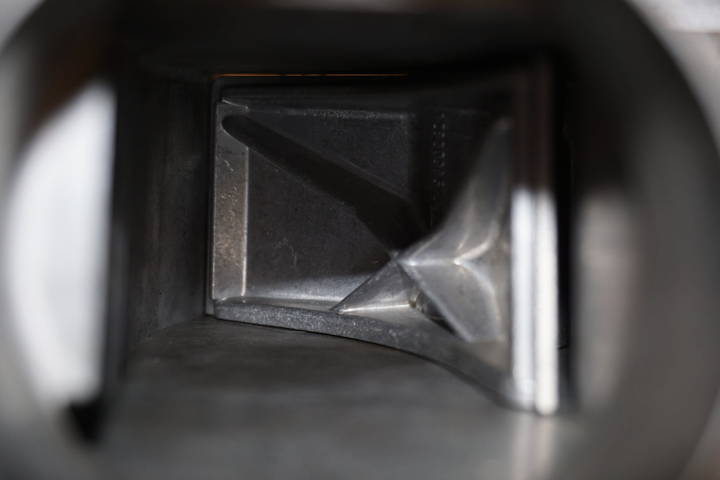 Snett uppifrån på Luftmassemätare från en BMW K 75 -1992 motorcykel.