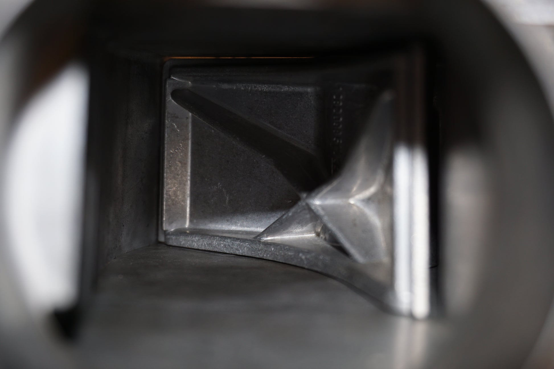 Snett uppifrån på Luftmassemätare från en BMW K 75 -1992 motorcykel.