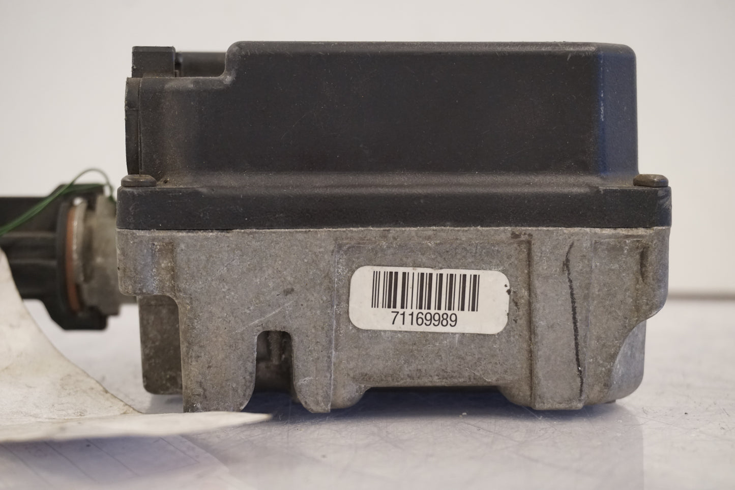 Baksidan på Farthållarservo från en BMW K 1200 RS -2002 motorcykel.