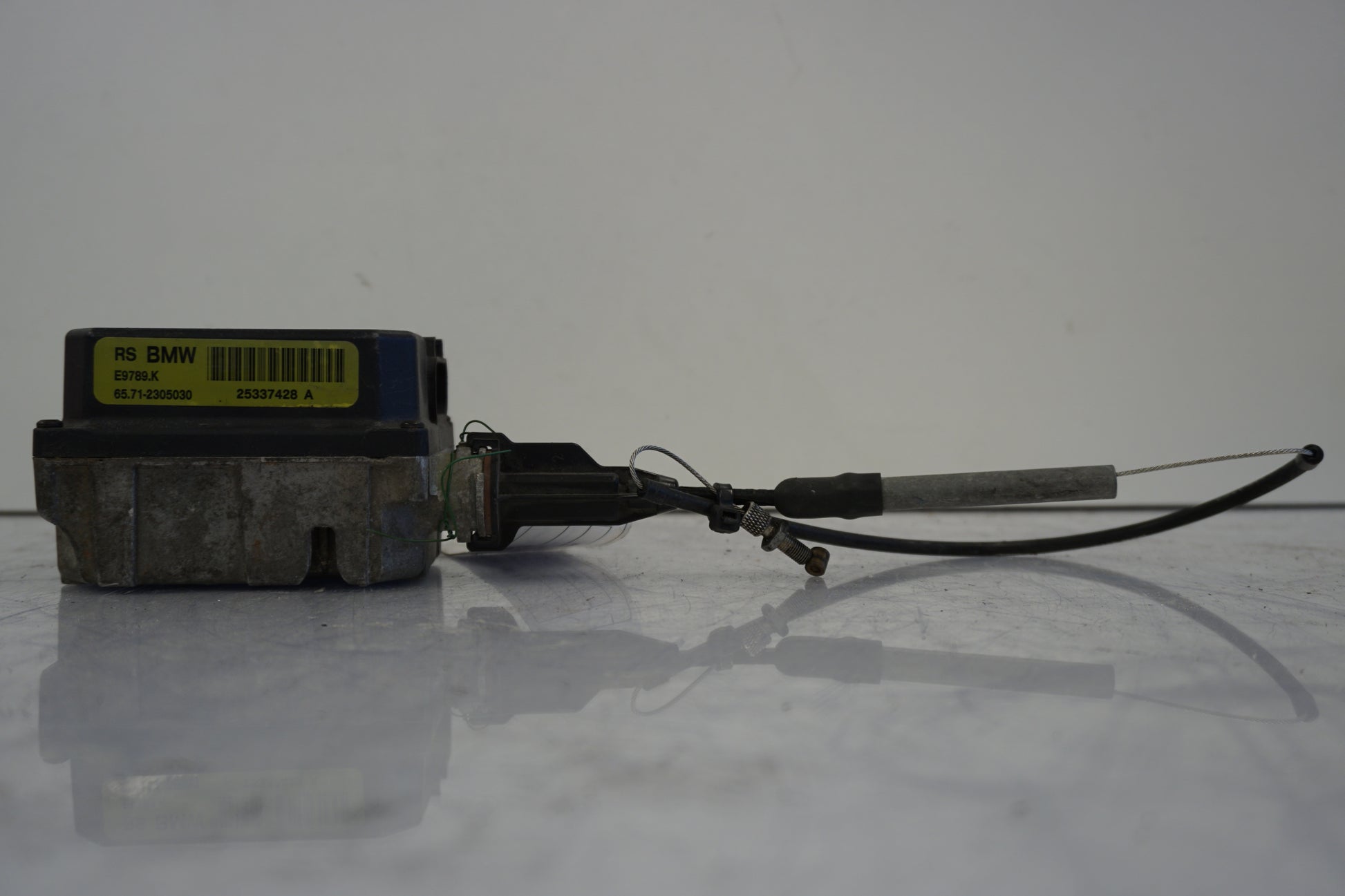 Vänster sida på Farthållarservo från en BMW K 1200 RS -2002 motorcykel.